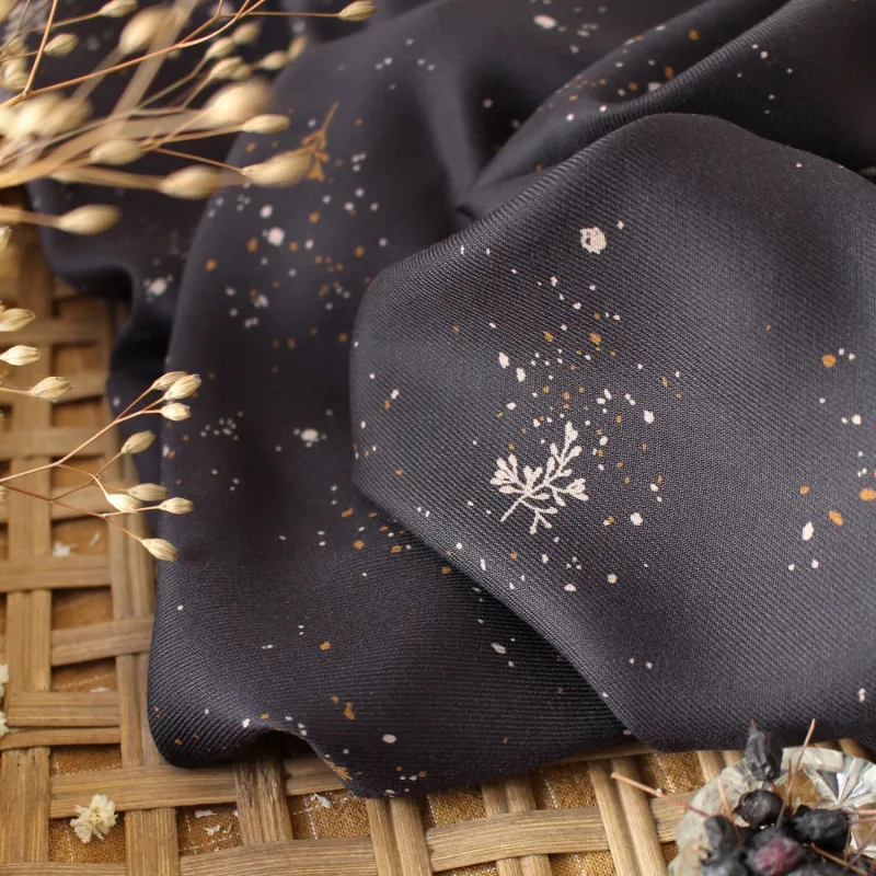 Viscose 'Twig Night' van Atelier Brunette